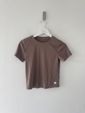 VUORI Pose Fitted Brown Tee M